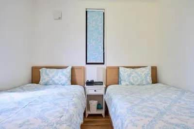 two beds sitting next to each other in a bedroom at EK Stay Tenku-no-ki \u5929\u7a7a\u306e\u6a39 Asakusa SkyTree Area 4BR Chic House Near Station in Tokyo