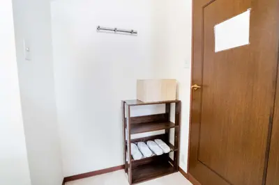 a room with a door and a shelf with towels at Room 303, a 6-minute walk from Tokyo Koiwa Station Direct connected to Shinjuku and Akihabara Stations Comfortable one-bedroom apartment with separate wet and dry areas in Tokyo