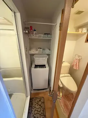a small bathroom with a toilet and a shower at \u685c\u306e\u5c4b25\u5e73\u65b9\u5927\u5e8a\u623fSakura House 25 square meter king size bed room202 in Tokyo