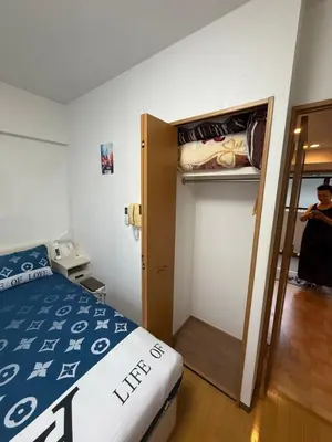 a small bedroom with a bed and a bunk room at \u685c\u306e\u5c4b25\u5e73\u65b9\u5927\u5e8a\u623fSakura House 25 square meter king size bed room202 in Tokyo