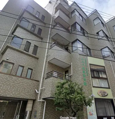 a tall brick building with a tree in front of it at \u7a7a\u6e2f\u304b\u3089\u76f4\u901a\u306e\u548c\u30e2\u30c0\u30f3\u306a\u30b9\u30ab\u30a4\u30c4\u30ea\u30fc\u30a2\u30d1\u30fc\u30c8\u30e1\u30f3\u30c8 \u58a8\u706f\u5eb5-Bokuto-an- in Tokyo