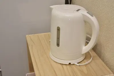 a whiteffeepot sitting on top of a table at \u7a7a\u6e2f\u304b\u3089\u76f4\u901a\u306e\u548c\u30e2\u30c0\u30f3\u306a\u30b9\u30ab\u30a4\u30c4\u30ea\u30fc\u30a2\u30d1\u30fc\u30c8\u30e1\u30f3\u30c8 \u58a8\u706f\u5eb5-Bokuto-an- in Tokyo
