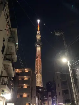 a tall tower is lit up at night at \u7a7a\u6e2f\u304b\u3089\u76f4\u901a\u306e\u548c\u30e2\u30c0\u30f3\u306a\u30b9\u30ab\u30a4\u30c4\u30ea\u30fc\u30a2\u30d1\u30fc\u30c8\u30e1\u30f3\u30c8 \u58a8\u706f\u5eb5-Bokuto-an- in Tokyo