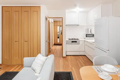 a kitchen and a living room with a couch and a table at \u8cb8\u5207\u4e00\u8ed2\u5bb6 5ldk \u4eac\u6210\u66f3\u821f\u99c5\u304b\u3089\u5f92\u6b6910\u5206 \u6700\u592710\u540d \u5bb6\u65cf \u30b0\u30eb\u30fc\u30d7\u65c5\u884c\u306b\u6700\u9069 100\u5e73 in Tokyo