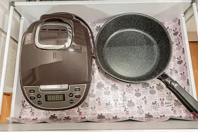 a cell phone and a pan sitting on a shelf at \u8cb8\u5207\u4e00\u8ed2\u5bb6 5ldk \u4eac\u6210\u66f3\u821f\u99c5\u304b\u3089\u5f92\u6b6910\u5206 \u6700\u592710\u540d \u5bb6\u65cf \u30b0\u30eb\u30fc\u30d7\u65c5\u884c\u306b\u6700\u9069 100\u5e73 in Tokyo