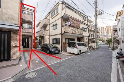 a white car parked in a street next to a building at \u8cb8\u5207\u4e00\u8ed2\u5bb6 5ldk \u4eac\u6210\u66f3\u821f\u99c5\u304b\u3089\u5f92\u6b6910\u5206 \u6700\u592710\u540d \u5bb6\u65cf \u30b0\u30eb\u30fc\u30d7\u65c5\u884c\u306b\u6700\u9069 100\u5e73 in Tokyo