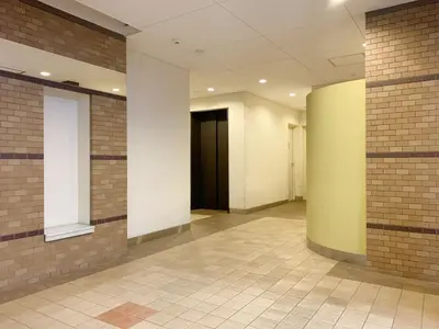 a hallway with brick walls and a black door at \u6c60\u888b\u4e2d\u5fc3\u5730\u5e26! \u6c60\u888b\u8f66\u7ad9\u6b65\u884c6\u5206! \u516c\u5bd3\u5e72\u6e7f\u5206\u79bb!\u667a\u80fd\u9a6c\u6876! \u9ad8\u901f\u65e0\u9650\u5236\u7f51\u8def!Ikebukuro Center! Ikebukuro 6min walk!oioi201 in Tokyo