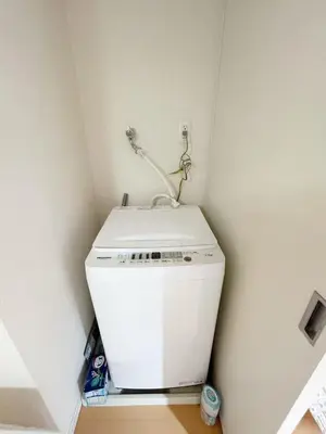a washer and dryer in a corner of a room at \u6c60\u888b\u4e2d\u5fc3\u5730\u5e26! \u6c60\u888b\u8f66\u7ad9\u6b65\u884c6\u5206! \u516c\u5bd3\u5e72\u6e7f\u5206\u79bb!\u667a\u80fd\u9a6c\u6876! \u9ad8\u901f\u65e0\u9650\u5236\u7f51\u8def!Ikebukuro Center! Ikebukuro 6min walk!oioi201 in Tokyo