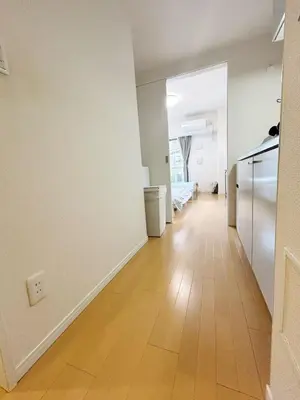 an empty room with a hallway with a hard wood floor at \u6c60\u888b\u4e2d\u5fc3\u5730\u5e26! \u6c60\u888b\u8f66\u7ad9\u6b65\u884c6\u5206! \u516c\u5bd3\u5e72\u6e7f\u5206\u79bb!\u667a\u80fd\u9a6c\u6876! \u9ad8\u901f\u65e0\u9650\u5236\u7f51\u8def!Ikebukuro Center! Ikebukuro 6min walk!oioi201 in Tokyo