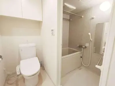 a bathroom with a toilet and a bath tub at \u6c60\u888b\u4e2d\u5fc3\u5730\u5e26! \u6c60\u888b\u8f66\u7ad9\u6b65\u884c6\u5206! \u516c\u5bd3\u5e72\u6e7f\u5206\u79bb!\u667a\u80fd\u9a6c\u6876! \u9ad8\u901f\u65e0\u9650\u5236\u7f51\u8def!Ikebukuro Center! Ikebukuro 6min walk!oioi201 in Tokyo