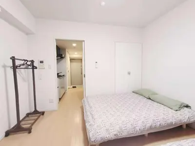 a bedroom with a bed in a white room at \u6c60\u888b\u4e2d\u5fc3\u5730\u5e26! \u6c60\u888b\u8f66\u7ad9\u6b65\u884c6\u5206! \u516c\u5bd3\u5e72\u6e7f\u5206\u79bb!\u667a\u80fd\u9a6c\u6876! \u9ad8\u901f\u65e0\u9650\u5236\u7f51\u8def!Ikebukuro Center! Ikebukuro 6min walk!oioi201 in Tokyo