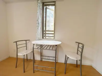 two chairs and a table in front of a mirror at \u6c60\u888b\u4e2d\u5fc3\u5730\u5e26! \u6c60\u888b\u8f66\u7ad9\u6b65\u884c6\u5206! \u516c\u5bd3\u5e72\u6e7f\u5206\u79bb!\u667a\u80fd\u9a6c\u6876! \u9ad8\u901f\u65e0\u9650\u5236\u7f51\u8def!Ikebukuro Center! Ikebukuro 6min walk!oioi201 in Tokyo