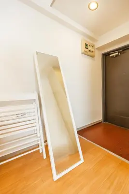 a mirror in a room next to a door at 603 8 min walk to Ikebukuro 6 min walk to Kanamecho Station25m Max 2 people Direct access to Tokyo, Shinjuku, Shibuya, Ueno in Tokyo
