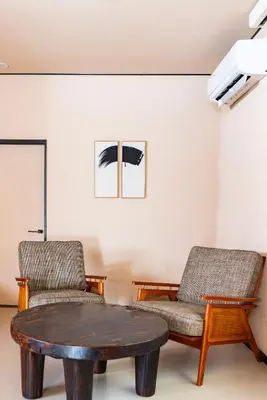 two chairs and a coffee table in a room at \u3077\u3075\u304b\u6620\u6708\u6771\u5411\u5cf6 Pufuka Eigetsu Higashi Mukoujim in Tokyo
