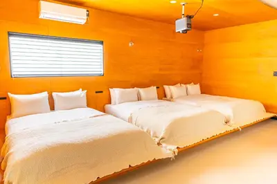 two beds in a room with wooden walls at \u3077\u3075\u304b\u6620\u6708\u6771\u5411\u5cf6 Pufuka Eigetsu Higashi Mukoujim in Tokyo