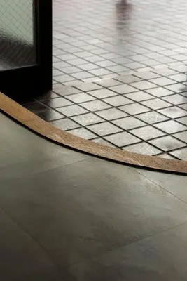 a room with a tiled floor and a mirror at \u3077\u3075\u304b\u6620\u6708\u6771\u5411\u5cf6 Pufuka Eigetsu Higashi Mukoujim in Tokyo