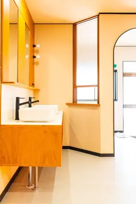 a bathroom with a sink and a mirror at \u3077\u3075\u304b\u6620\u6708\u6771\u5411\u5cf6 Pufuka Eigetsu Higashi Mukoujim in Tokyo