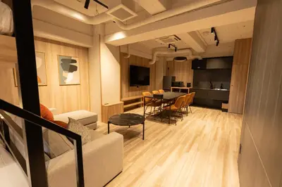 a living room and kitchen with a table and chairs at Villa Customa \u30f4\u30a3\u30e9\u30ab\u30b9\u30bf\u30de in Tokyo