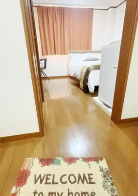 a bedroom with a bed and a welcome to my home rug at 101 B&B in Tokyo Kita Ward Convenient Location Near 4 Stations 3 km to Ikebukuro Chinatown in Tokyo
