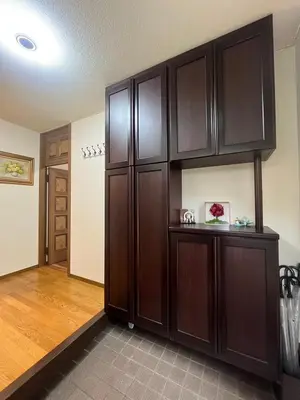 a large kitchen with wooden cabinets in a room at \u53cc\u693fCamellia House in Tokyo