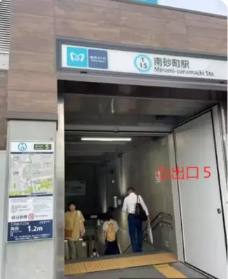 a group of people walking into a subway station at \u30e2\u30ea\u30a2\u30d1\u30fc\u30c8\u30e1\u30f3\u30c8 203 in Tokyo
