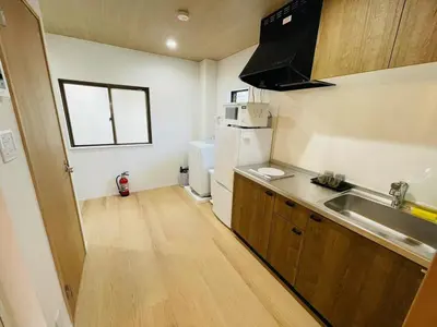 a small kitchen with a sink and a refrigerator at \u30e2\u30ea\u30a2\u30d1\u30fc\u30c8\u30e1\u30f3\u30c8 203 in Tokyo