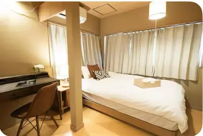a bedroom with a bed with a desk and a window at \u304a\u82b1\u8336\u5c4b\u8f66\u7ad9\u6b65\u884c4\u5206\u949f\u56db\u623f\u4e8c\u5385\u548c\u98ce\u9ad8\u6863\u88c5\u4fee\u6674\u7a7a\u5854\u4e0a\u91ce\u76f4\u8fbe\u56fd\u9645\u673a\u573a 90\u5e73\u65b9 in Tokyo