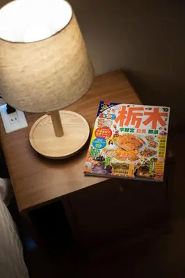 a book sitting on a table next to a lamp at \u304a\u82b1\u8336\u5c4b\u8f66\u7ad9\u6b65\u884c4\u5206\u949f\u56db\u623f\u4e8c\u5385\u548c\u98ce\u9ad8\u6863\u88c5\u4fee\u6674\u7a7a\u5854\u4e0a\u91ce\u76f4\u8fbe\u56fd\u9645\u673a\u573a 90\u5e73\u65b9 in Tokyo