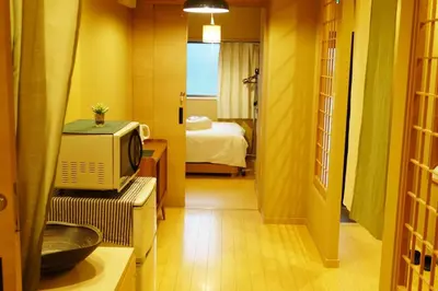 a room with a television and a bedroom with a bed at \u304a\u82b1\u8336\u5c4b\u8f66\u7ad9\u6b65\u884c4\u5206\u949f\u56db\u623f\u4e8c\u5385\u548c\u98ce\u9ad8\u6863\u88c5\u4fee\u6674\u7a7a\u5854\u4e0a\u91ce\u76f4\u8fbe\u56fd\u9645\u673a\u573a 90\u5e73\u65b9 in Tokyo