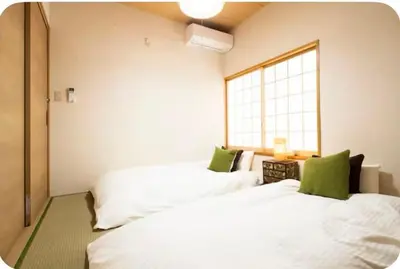 two white beds in a room with a window at \u304a\u82b1\u8336\u5c4b\u8f66\u7ad9\u6b65\u884c4\u5206\u949f\u56db\u623f\u4e8c\u5385\u548c\u98ce\u9ad8\u6863\u88c5\u4fee\u6674\u7a7a\u5854\u4e0a\u91ce\u76f4\u8fbe\u56fd\u9645\u673a\u573a 90\u5e73\u65b9 in Tokyo