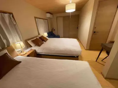 a hotel room with two beds and a bathroom at \u304a\u82b1\u8336\u5c4b\u8f66\u7ad9\u6b65\u884c4\u5206\u949f\u56db\u623f\u4e8c\u5385\u548c\u98ce\u9ad8\u6863\u88c5\u4fee\u6674\u7a7a\u5854\u4e0a\u91ce\u76f4\u8fbe\u56fd\u9645\u673a\u573a 90\u5e73\u65b9 in Tokyo