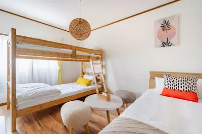 a bedroom with a bunk bed and a table at \u30a2\u30f3\u30c9\u30b9\u30c6\u30a4\u4e0a\u5341\u67613\u4e01\u76ee in Tokyo