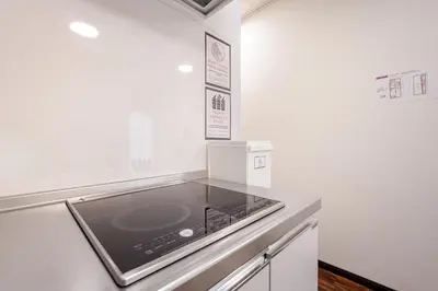 a kitchen with a microwave on a counter at \u30a2\u30f3\u30c9\u30b9\u30c6\u30a4\u4e0a\u5341\u67613\u4e01\u76ee in Tokyo