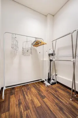 a room with white walls and a wooden floor at \u30a2\u30f3\u30c9\u30b9\u30c6\u30a4\u4e0a\u5341\u67613\u4e01\u76ee in Tokyo