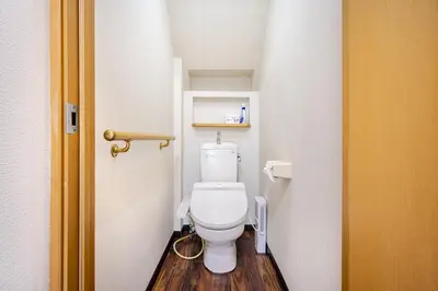 a bathroom with a toilet in a small room at \u30a2\u30f3\u30c9\u30b9\u30c6\u30a4\u4e0a\u5341\u67613\u4e01\u76ee in Tokyo