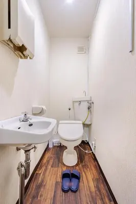 a bathroom with a toilet and a sink at \u30a2\u30f3\u30c9\u30b9\u30c6\u30a4\u4e0a\u5341\u67613\u4e01\u76ee in Tokyo