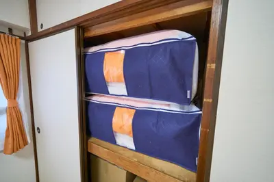 a wooden bunk bed with blue and orange at Kan'eiji-zaka Heim 寛永寺坂ハイム in Tokyo