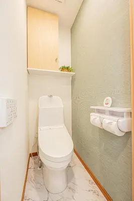 a bathroom with a white toilet in a room at \u685c\u306e\u5ddd70-44 \u6c60\u888b\u99c5 7\u5206 2-4\u4eba\u4e28Ikebukuro 7 minutes 2-4 people in Tokyo