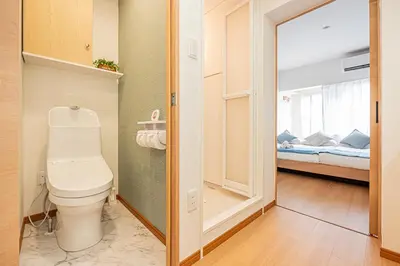 a bathroom with a toilet and a bedroom at \u685c\u306e\u5ddd70-44 \u6c60\u888b\u99c5 7\u5206 2-4\u4eba\u4e28Ikebukuro 7 minutes 2-4 people in Tokyo
