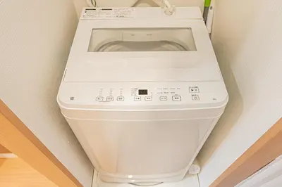 a white washing machine in a corner of a room at \u685c\u306e\u5ddd70-44 \u6c60\u888b\u99c5 7\u5206 2-4\u4eba\u4e28Ikebukuro 7 minutes 2-4 people in Tokyo