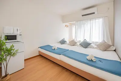 a bedroom with a large bed with a window at \u685c\u306e\u5ddd70-44 \u6c60\u888b\u99c5 7\u5206 2-4\u4eba\u4e28Ikebukuro 7 minutes 2-4 people in Tokyo