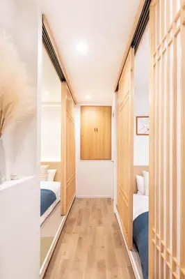a corridor of a room with two beds and a mirror at \u5c0f\u718a\u306e\u5bb6 129Ta in Tokyo