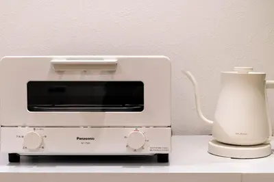 a toaster oven and a blender on a counter at \u5c0f\u718a\u306e\u5bb6 129Ta in Tokyo