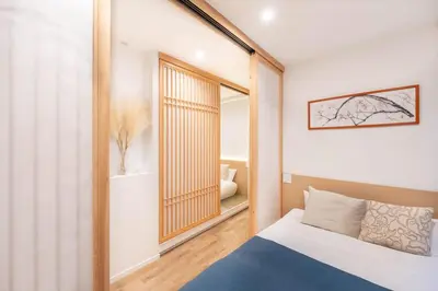 a small bedroom with a bed and a window at \u5c0f\u718a\u306e\u5bb6 129Ta in Tokyo