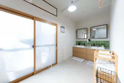 a bathroom with a sink and a mirror at \u4e80\u306e\u3084 \u99c5\u5f92\u6b697\u5206 \u7a7a\u6e2fDisney\u76f4\u901a SKAC\u3053\u3061\u4e80\u8a18\u5ff5\u9928 in Tokyo