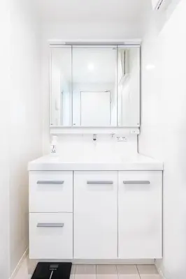 a white bathroom with a sink and a mirror at \u5922\u306e\u5bbf \u6b05 138t in Tokyo