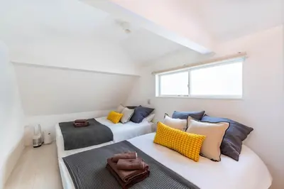 a bedroom with two beds and a window at \u5922\u306e\u5bbf \u6b05 138t in Tokyo