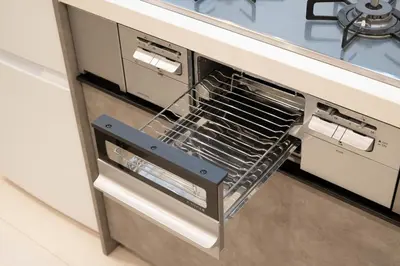 a dishwasher with a metal rack in a kitchen at \u5922\u306e\u5bbf \u6b05 138t in Tokyo