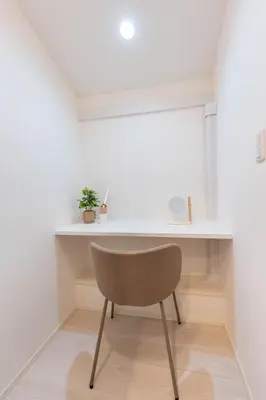 a chair sitting at a desk in a room at \u5922\u306e\u5bbf \u6b05 138t in Tokyo