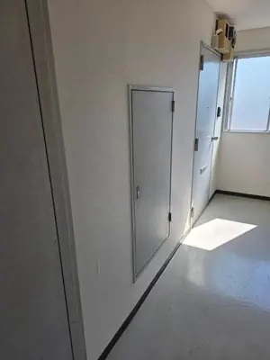 an empty room with a door and a mirror at \u30db\u30c6\u30eb\u30ec\u30b9\u30dd\u30ef\u30fc\u30eb303 in Tokyo